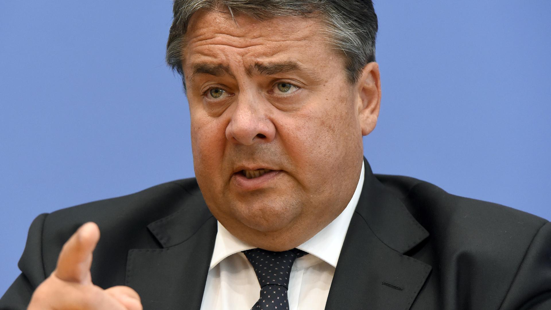 Bundeswirtschaftsminister Gabriel präsentiert in der Bundespressekonferenz in Berlin die Herbstprognose für 2014