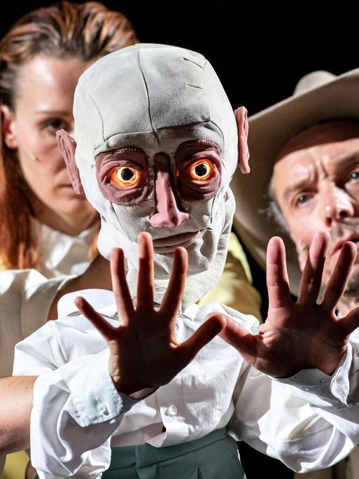 Ein Szenenfoto mit den Schauspielern Cali Kobel, Sandra Bezler, Hendrik Richter.