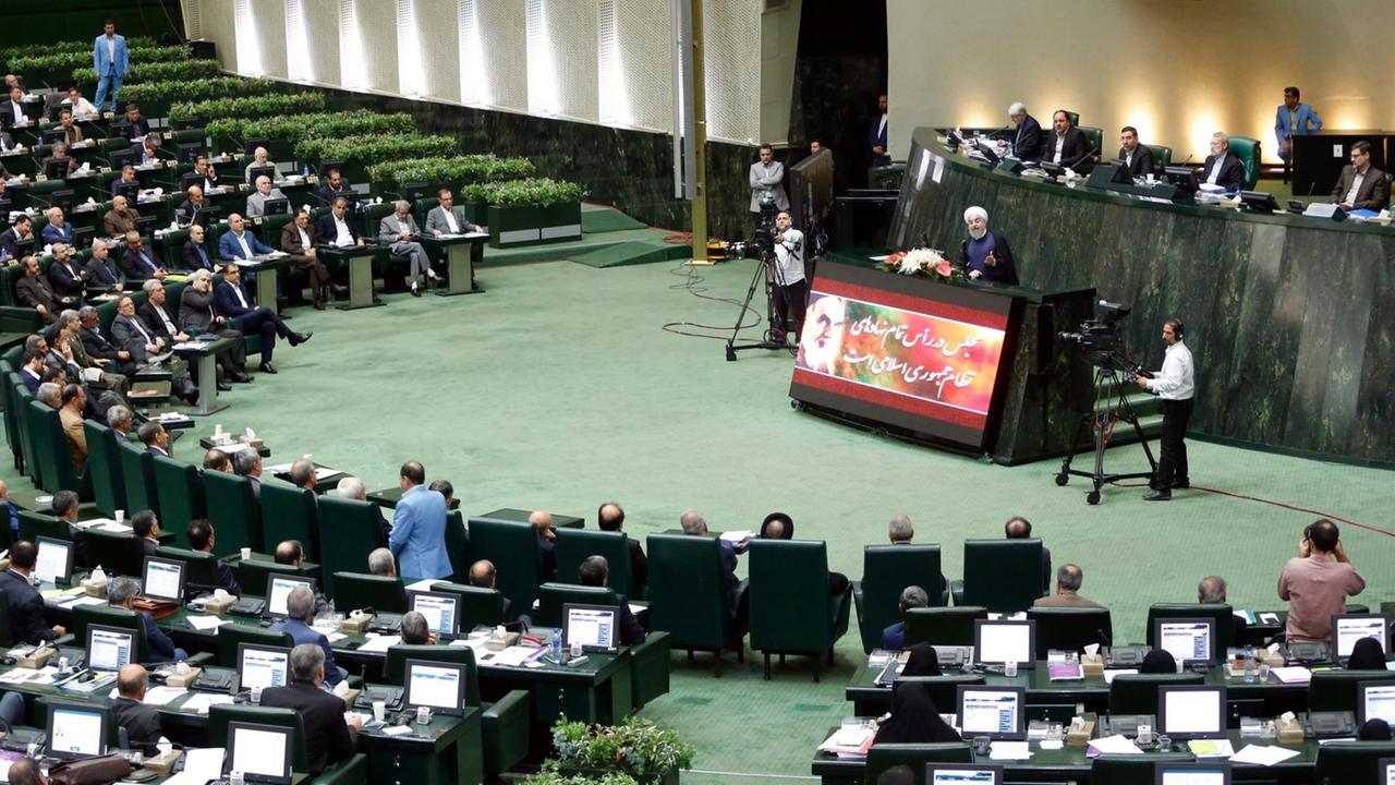Der iranische Präsident Rohani hält eine Rede im Madschlis, dem Parlament in Teheran - im August 2017.