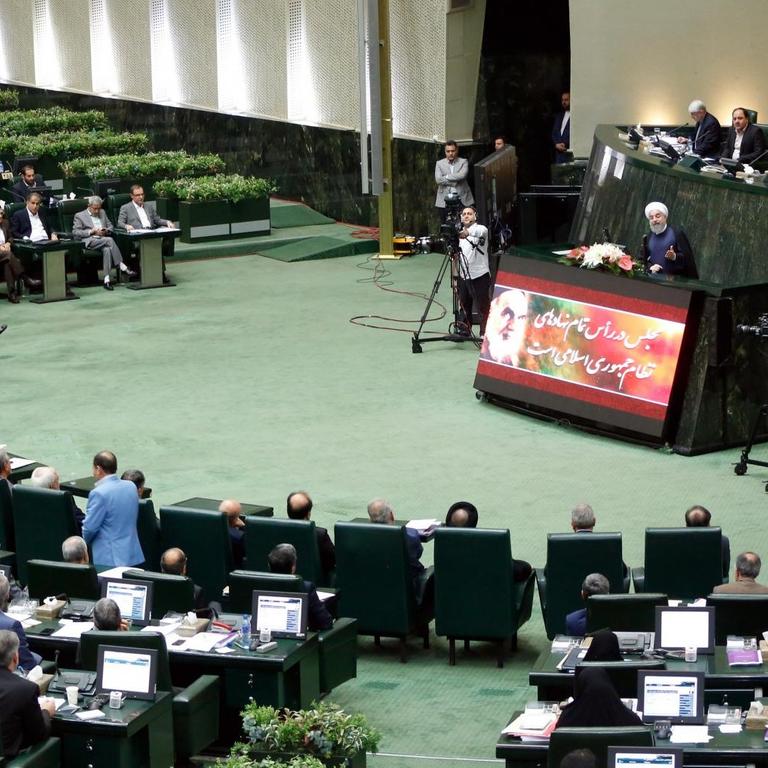 Der iranische Präsident Rohani hält eine Rede im Madschlis, dem Parlament in Teheran - im August 2017.