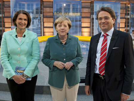 Bundeskanzlerin Angela Merkel, CDU, mit den Moderatoren von "FORUM POLITIK", Michaela Kolster und Stephan Detjen