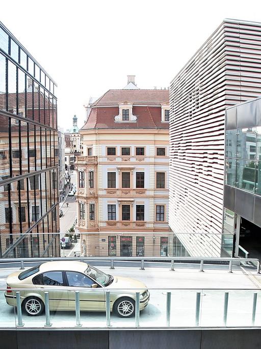Ein Auto fährt über eine Brücke durch das Parkhaus eines neuen Einkaufszentrums im Zentrum von Leipzig (Sachsen), aufgenommen am 03.06.2014.