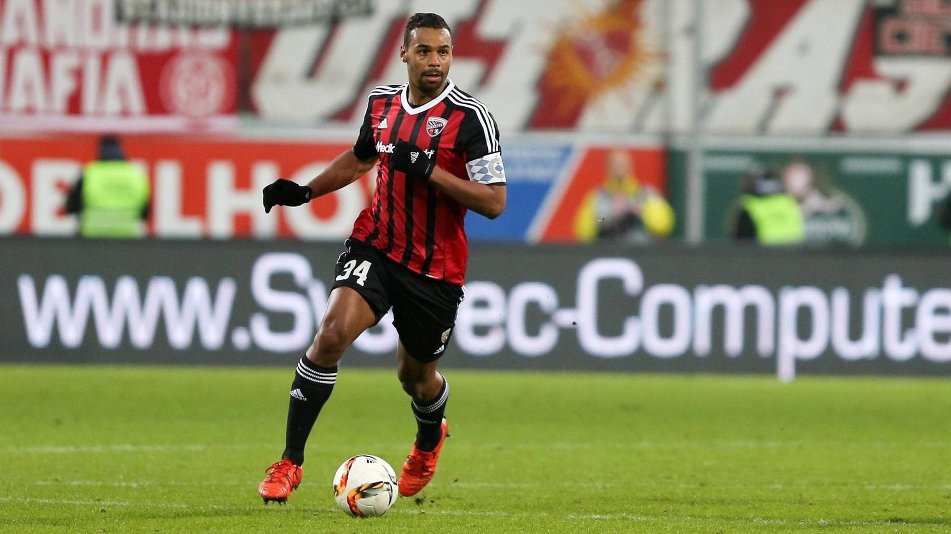 Marvin Matip, Kapitän des Bundesligisten FC Ingolstadt, läuft auf einem Spielfeld mit Ball.