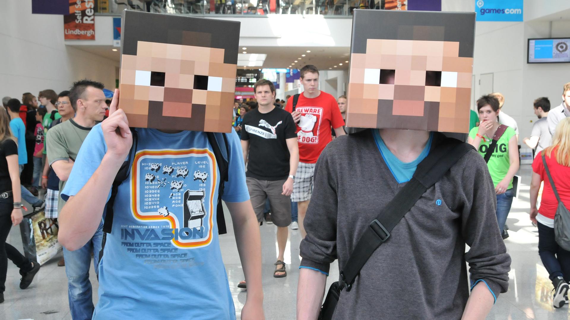 Zwei Besucher der Computerspielmesse Gamescom in Köln haben sich als Charaktere des Spiels "Minecraft" verkleidet. Zwei Besucher der Computerspielmesse Gamescom in Köln haben sich als Charaktere des Spiels "Minecraft" verkleidet.