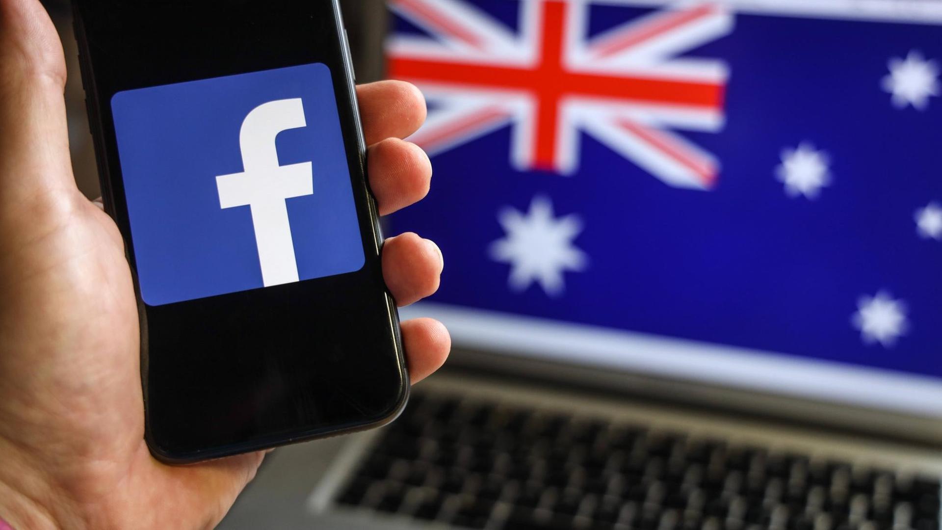 Im Hintergrund ist auf einem Laptop-Bildschirm die australische Flagge zu sehen, im Vordergrund auf einem Smartphone das Logo von Facebook.