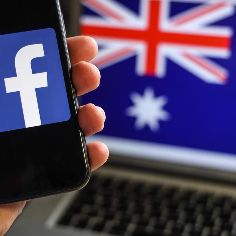 Im Hintergrund ist auf einem Laptop-Bildschirm die australische Flagge zu sehen, im Vordergrund auf einem Smartphone das Logo von Facebook.