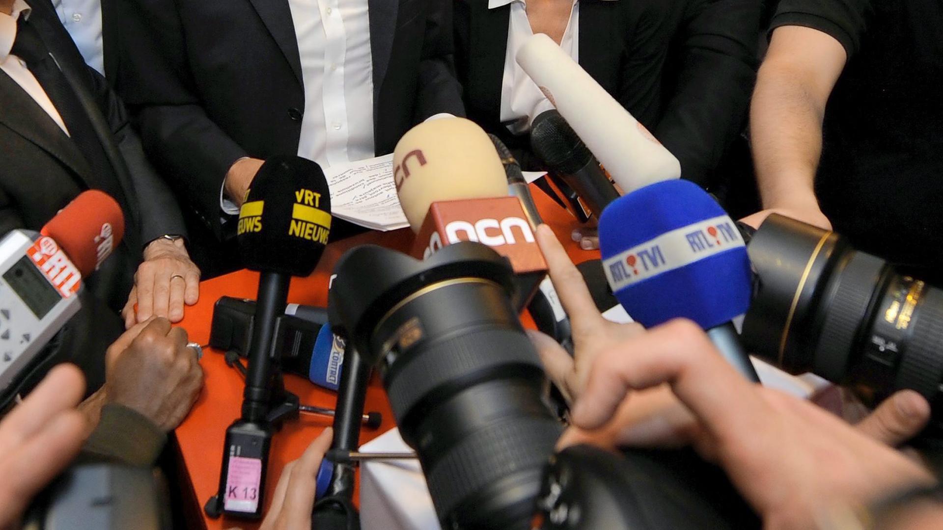 Mikos werden hoch gehalten