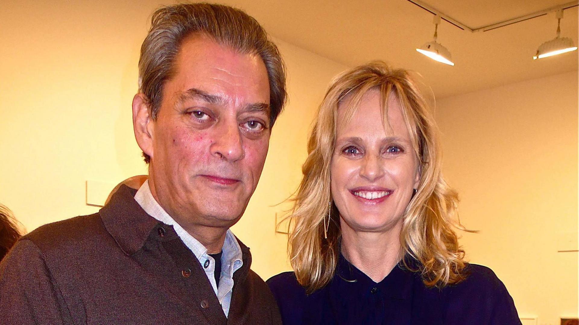 Der US-Autor Paul Auster und seine Ehefrau Siri Hustved, ebenfalls Schriftstellerin, bei einer Benefiz-Veranstaltung der Wooster Group, einer Theater-Gruppe, in New York. Der US-Autor Paul Auster und seine Ehefrau Siri Hustved, ebenfalls Schriftstellerin, bei einer Benefiz-Veranstaltung der Wooster Group, einer Theater-Gruppe, in New York.