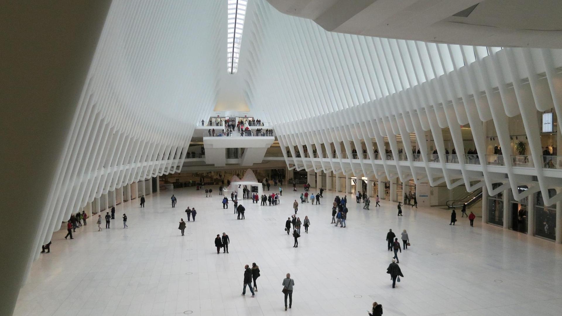 Die 2016 eingeweihte Haupthalle des Bahnhofs "World Trade Center" in Manhattan. Entworfen vom spanischen Architekten Santiago Calatrava Valls.