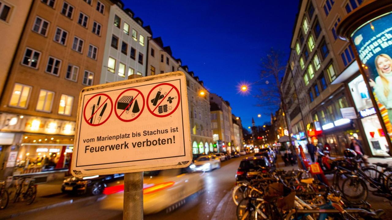 Straßenschild in München in der Nähe des Marienplatzes verbietet das abfeuern von Feuerwerk an Silvester