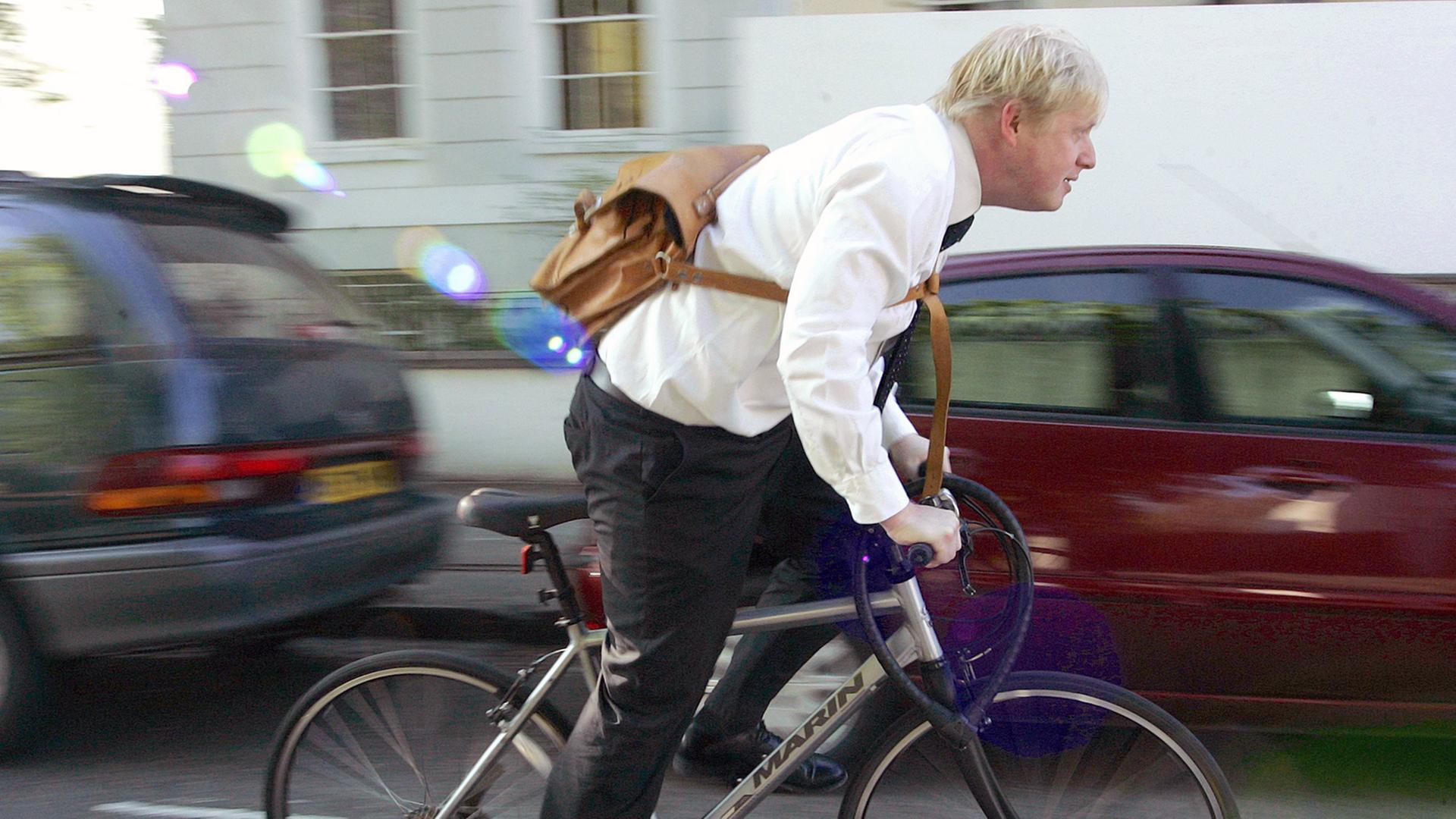 Londons Bürgermeister Boris Johnson fährt mit dem Fahrrad zum Rathaus (aufgenommen 2008).