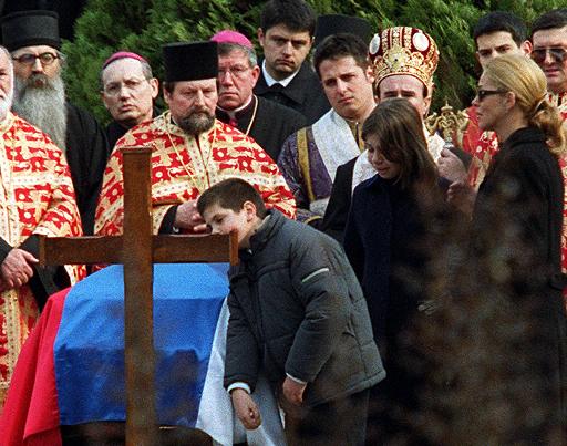 Trauer bei der Beerdigung von Zoran Djindjic im März 2003 Trauer bei der Beerdigung von Zoran Djindjic im März 2003