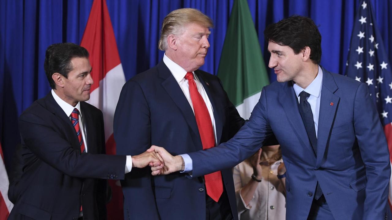 Der mexikanische Präsident Enrique Peña Nieto (l.), US-Präsident Donald Trump und Kanadas Premierminister Justin Trudeau (r.) haben in Buenos Aires ein neues Handelsabkommen unterzeichnet. 

