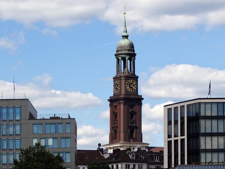 Stadtansicht Hamburg, Wohn- und Geschäftshäuser nahe den Landungsbrücken im Hamburger Hafen, im Hintergrund steht die Kirche St. Michaelis oder Michel (M.), aufgenommen am 15.06.2014.