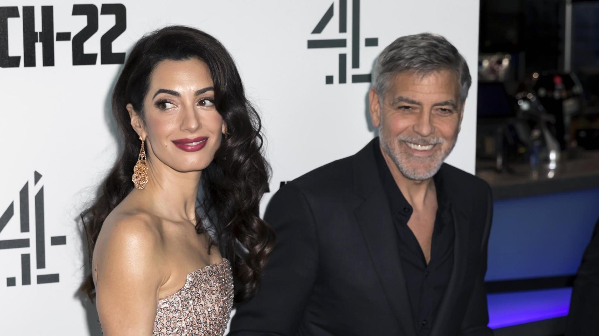 Amal und George Clooney auf dem roten Teppich bei einer TV-Premiere
