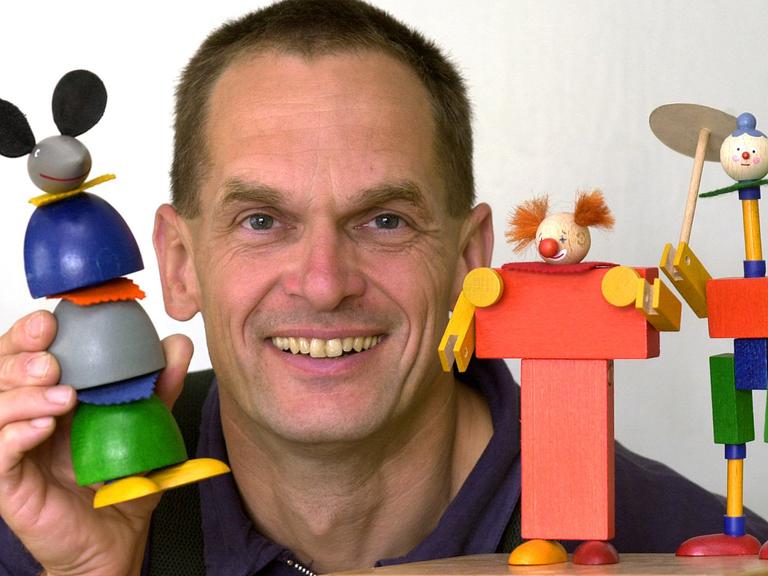 Eine kleine Auswahl seiner Steckfiguren zeigt Hans-Georg Kellner am 02.07.2002 im thüringischen Tabarz. Das Unternehmen "kellner steckfiguren" hat in der Spielzeugherstellung eine über achtzigjährige Tradition.