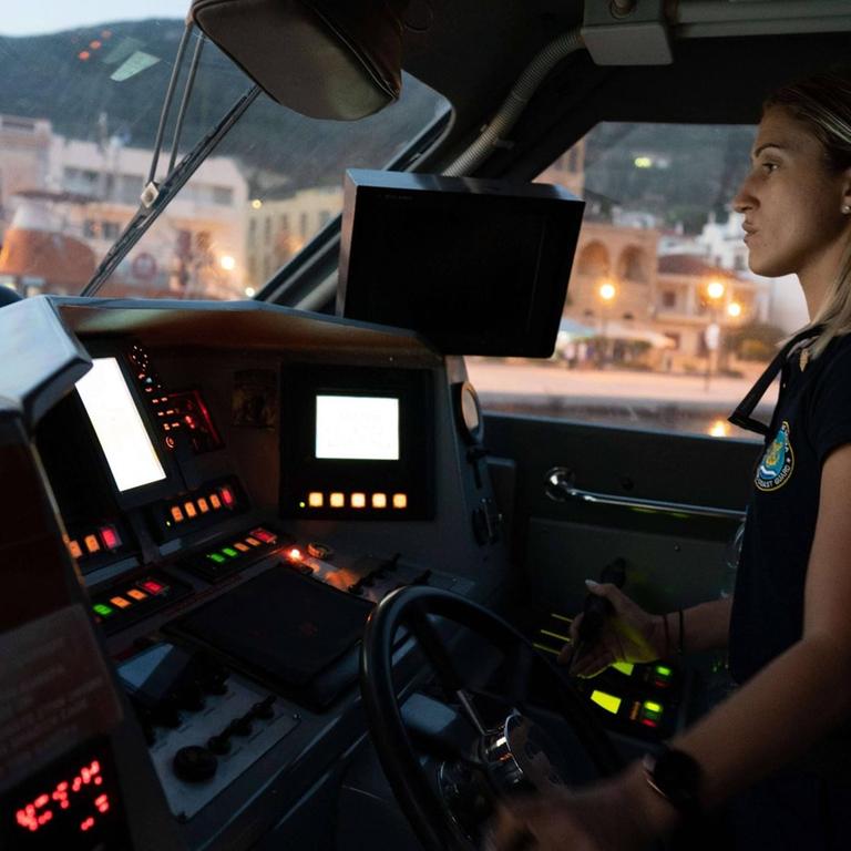 27. Juni 2019 - Samos, Griechenland - Eine Kapitänin der griechischen Küstenwache fährt mit einem Patrouillenboot auf der Suche nach Migranten.
