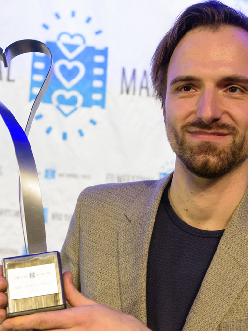Regisseur Stephan Richter zeigt nach der Preisverleihung des 37. Filmfestival Max Ophüls Preis die Trophäe des Max Ophüls Preis 2016, den er für seinen Film "Einer von uns" gewonnen hat.