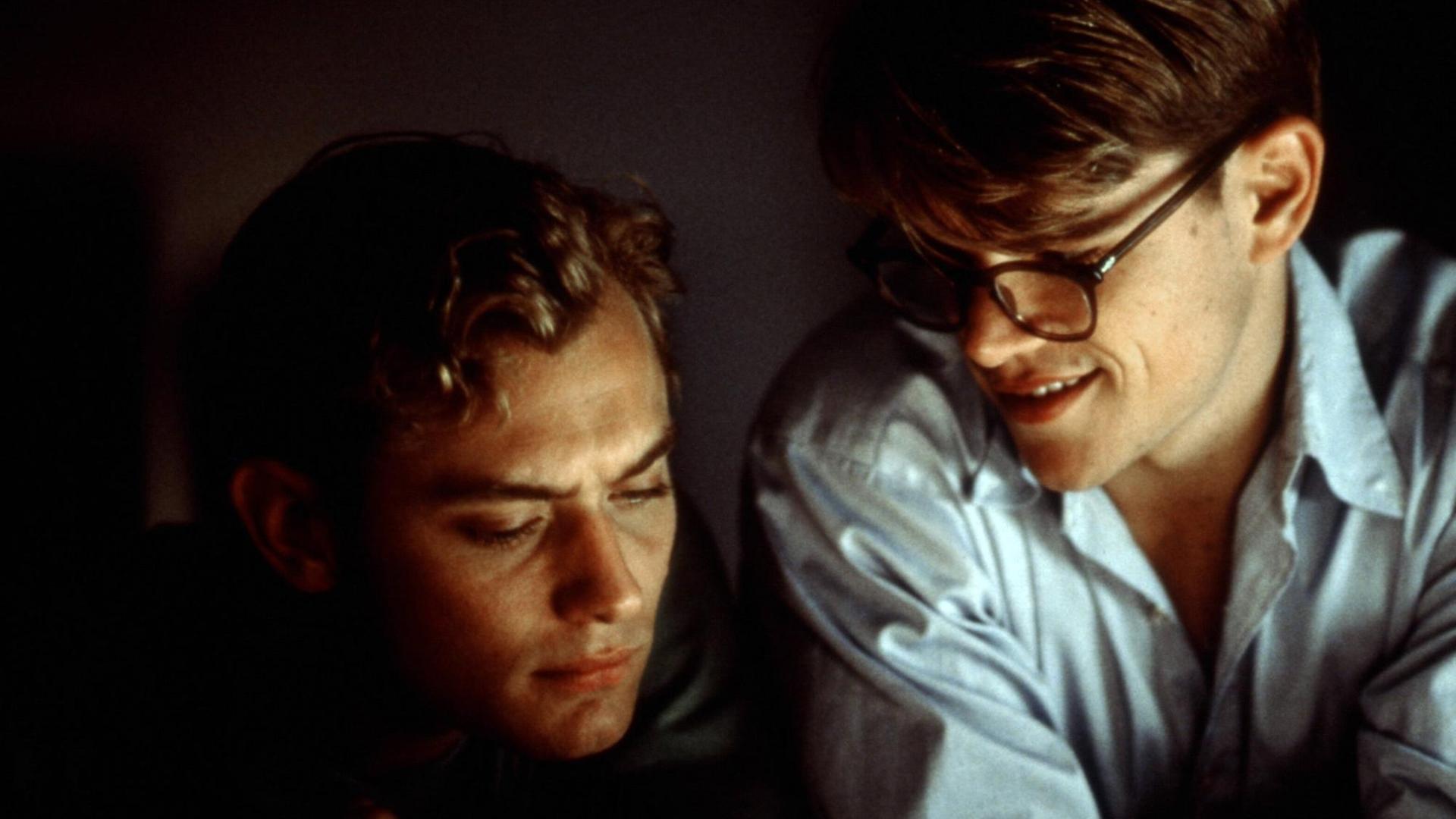 Das Still aus "Der talentierte Mr. Ripley" zeigt Jude Law und Matt Damon in einer unterbelichteten Großaufnahme nebeneinander.