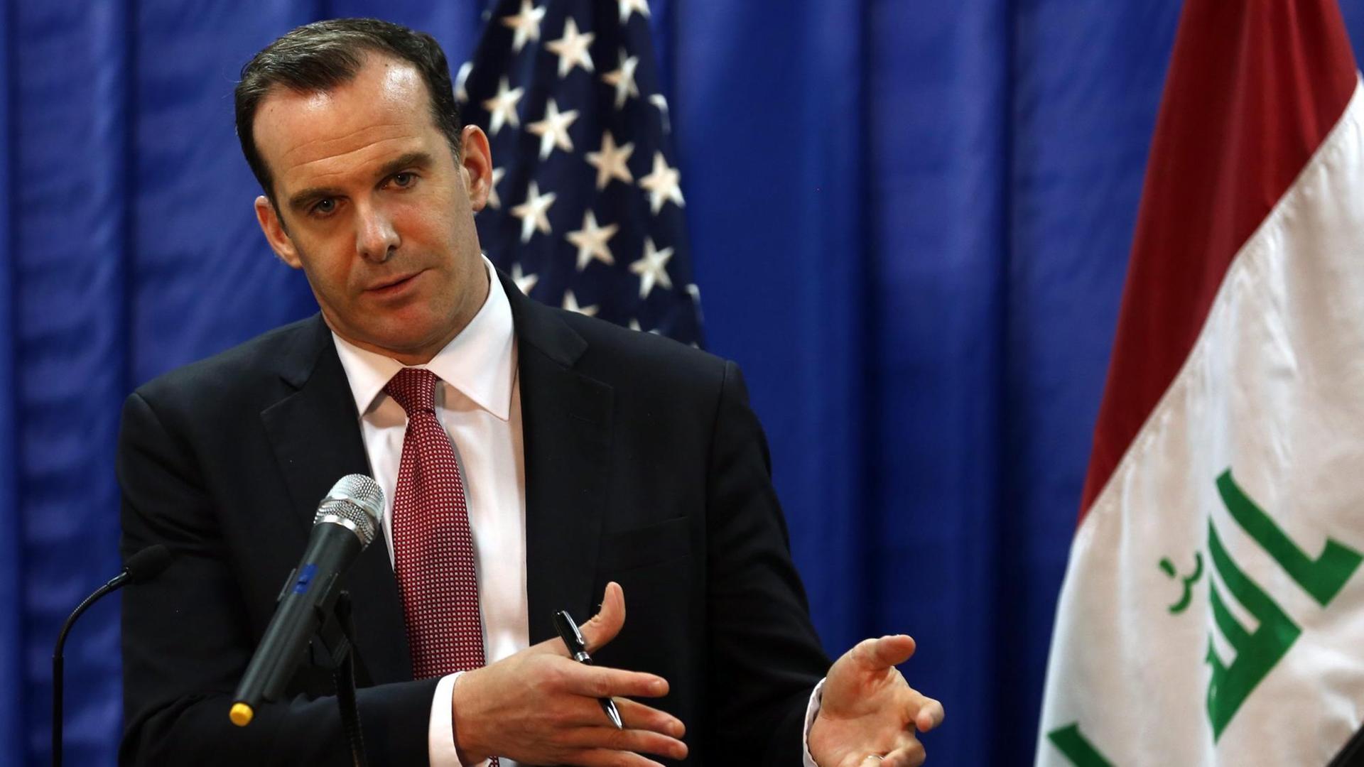 Obamas Sicherheitsberater im Kampf gegen den IS: Brett McGurk, an einem Mikrofon sprechend