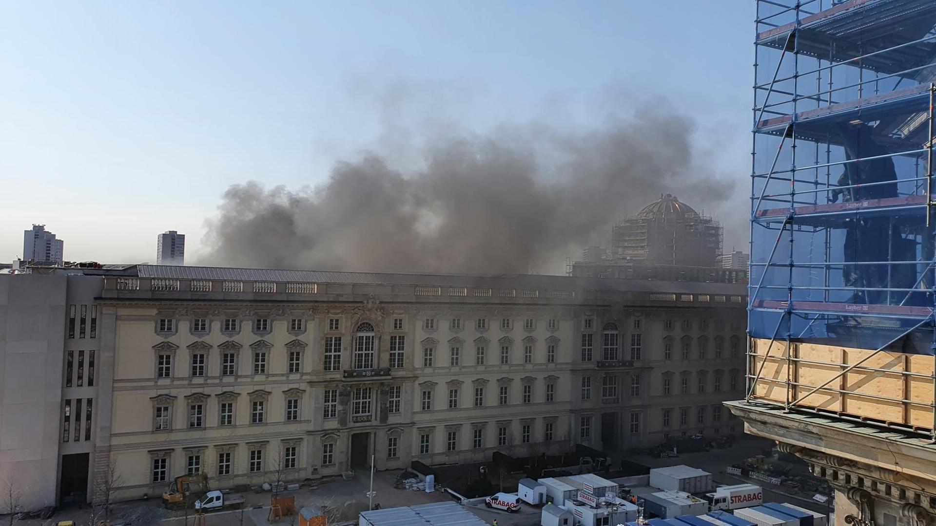 Rauch steigt über das Berliner Humboldt Forum.