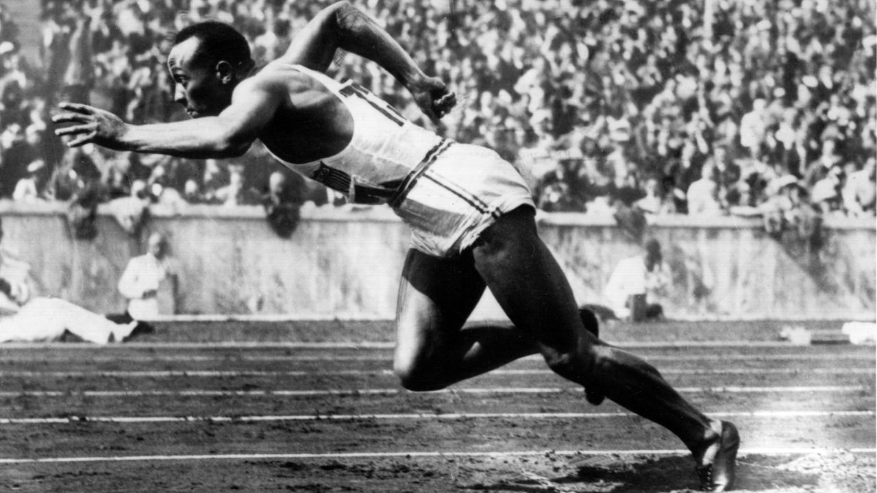 Der US-amerikanische Leichtathlet Jesse Owens (eigentlich James Cleveland) beim Start zum 200-Meter-Lauf während der Olympischen Sommerspiele 1936 in Berlin