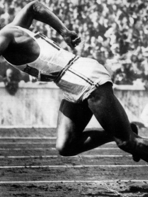 Der US-amerikanische Leichtathlet Jesse Owens (eigentlich James Cleveland) beim Start zum 200-Meter-Lauf während der Olympischen Sommerspiele 1936 in Berlin