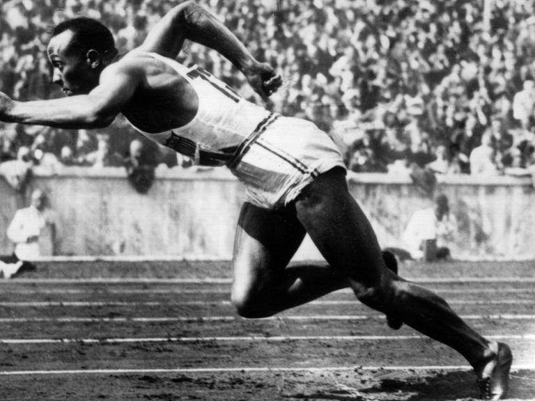 Der US-amerikanische Leichtathlet Jesse Owens (eigentlich James Cleveland) beim Start zum 200-Meter-Lauf während der Olympischen Sommerspiele 1936 in Berlin