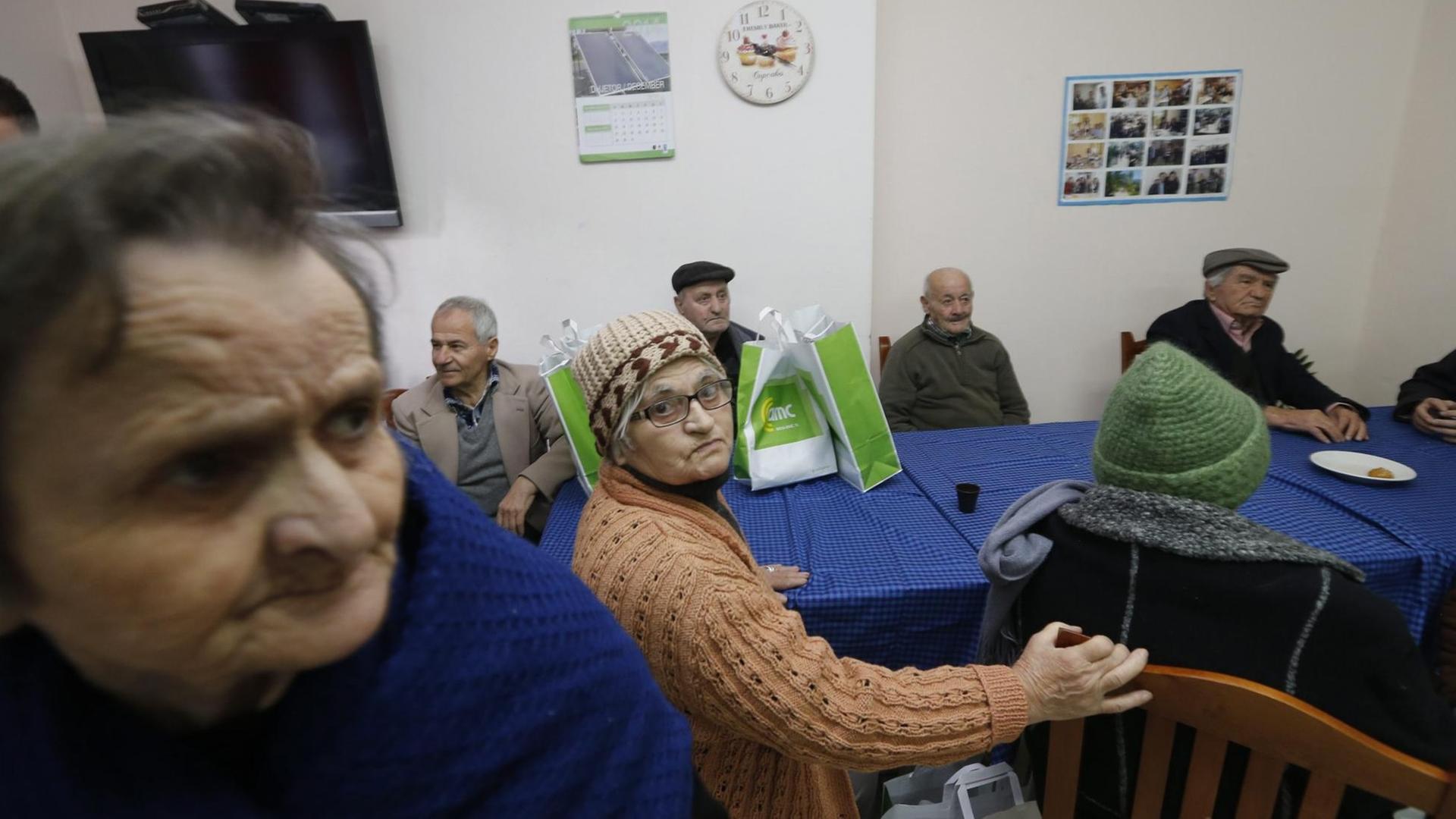 Ältere Menschen sitzen in einem Armenhaus in Tirana.