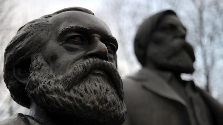 Das Marx-Engels-Denkmal im Abendlicht