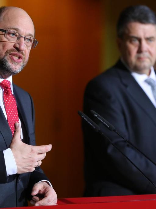 Der SPD-Parteivorsitzende Sigmar Gabriel (r) und Martin Schulz (SPD) geben am 24.01.2017 in Berlin in der SPD Zentrale eine Pressekonferenz.