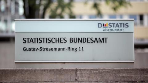 Blick auf den Hauptsitz des Statistischen Bundesamtes, aufgenommen am 23.08.2013 in Wiesbaden (Hessen). Foto: Fredrik von Erichsen/dpa | Verwendung weltweit