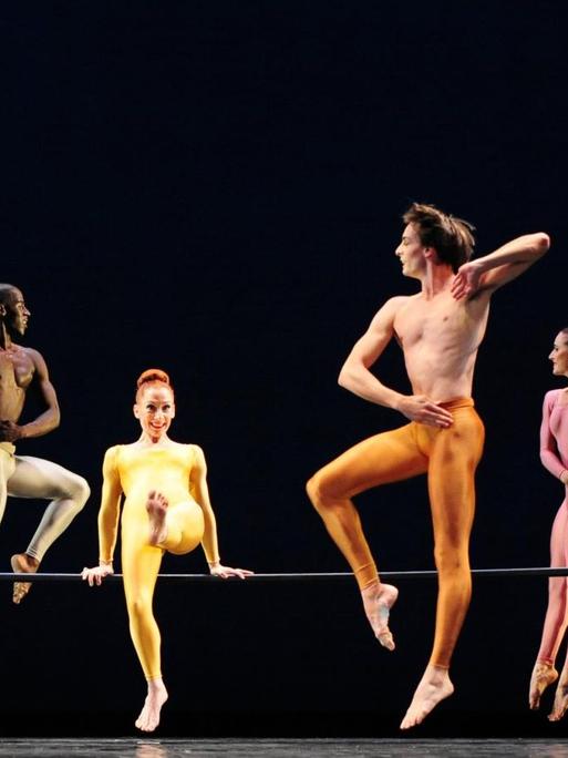 Mitglieder der Martha Graham Dance Company (USA) tanzen während einer Fotoprobe am Freitag (04.07.2008) auf der Bühne der Staatsoper in Berlin.