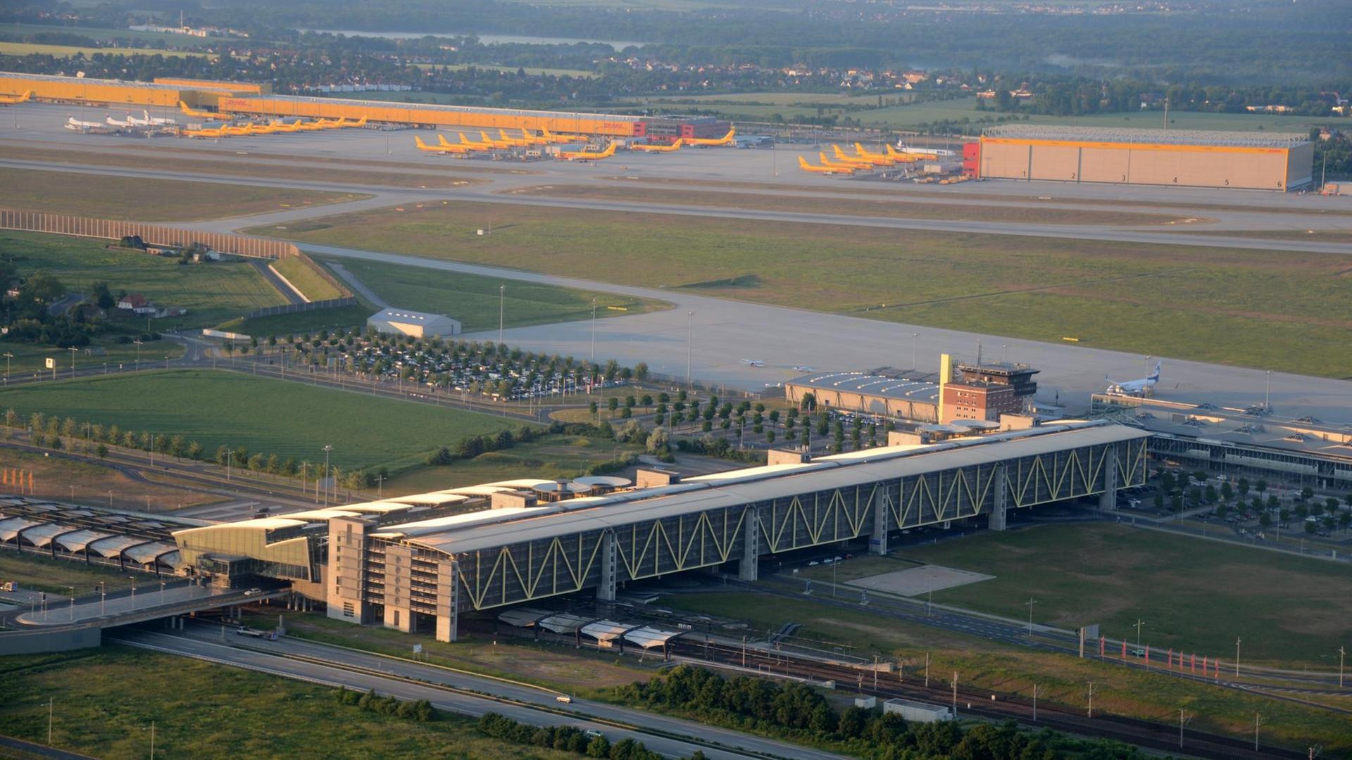 Auf dem Flughafen-Gelände warten mehrere Frachtflugzeuge.