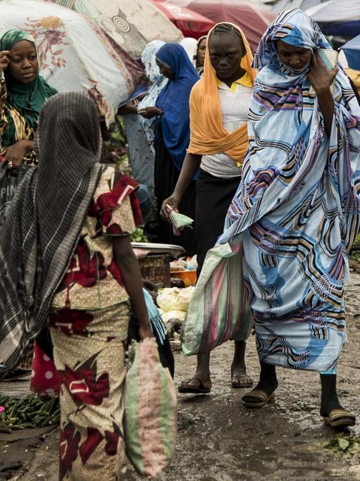 Menschen im Tschad auf dem Markt