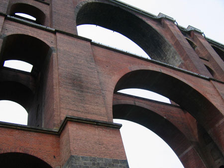 Ziegelsteinbrücke an der Weißen Elster, die nach dem Vorbild römischer Viadukte gebaut wurde. Ziegelsteinbrücke an der Weißen Elster, die nach dem Vorbild römischer Viadukte gebaut wurde.