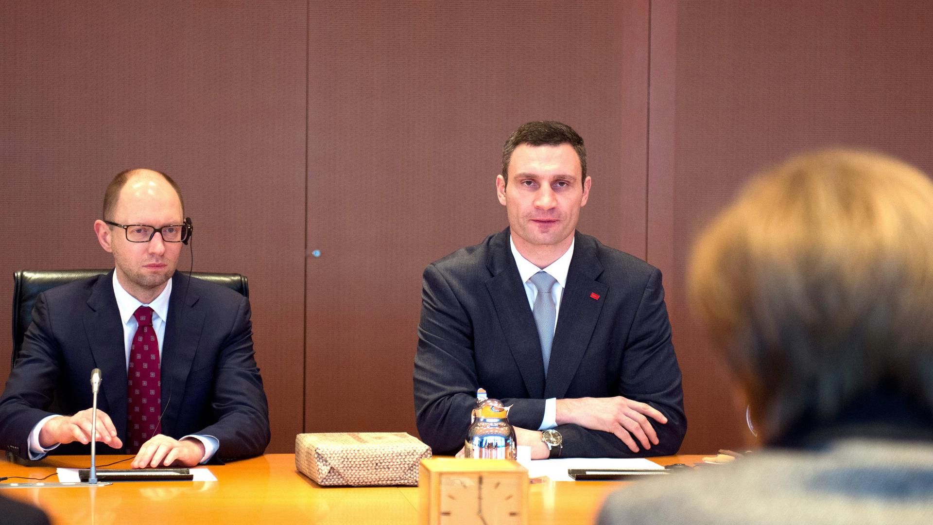 Angela Merkel (R) mit Vitali Klitschko (M) und Arseni Jazenjuk (L)