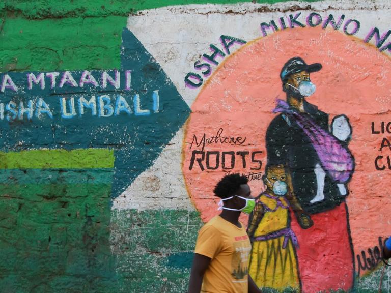 Straßenszene am 8. April 2020 in Nairobi, Kenia, inmitten der weltweiten Covid-19-Pandemie. Wandmalerei zur Sensibilisierung für die Gefahren des Virus.