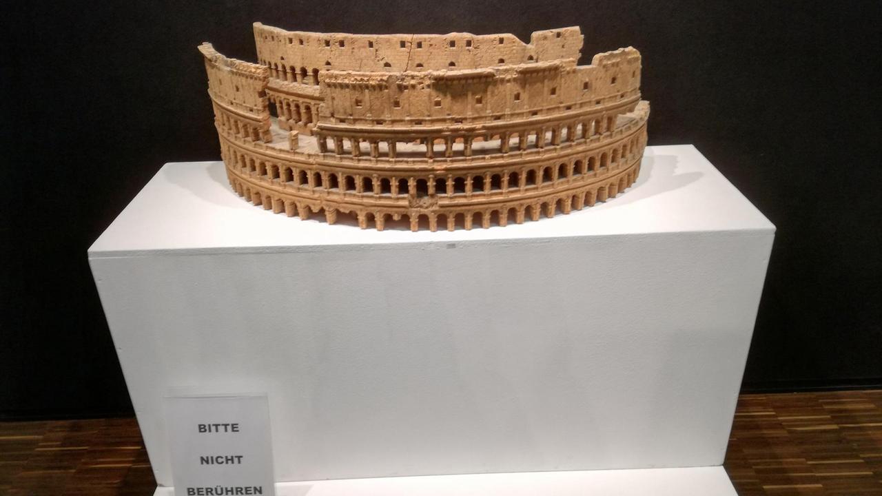 Das Highlight der aktuellen Auktion im Kölner Auktionshaus Van Ham ist ein Korkmodell des Kolosseums in Rom. Der italienische Phelloplastiker Luigi Carotti, hat es im 19. Jahrhundert gefertigt