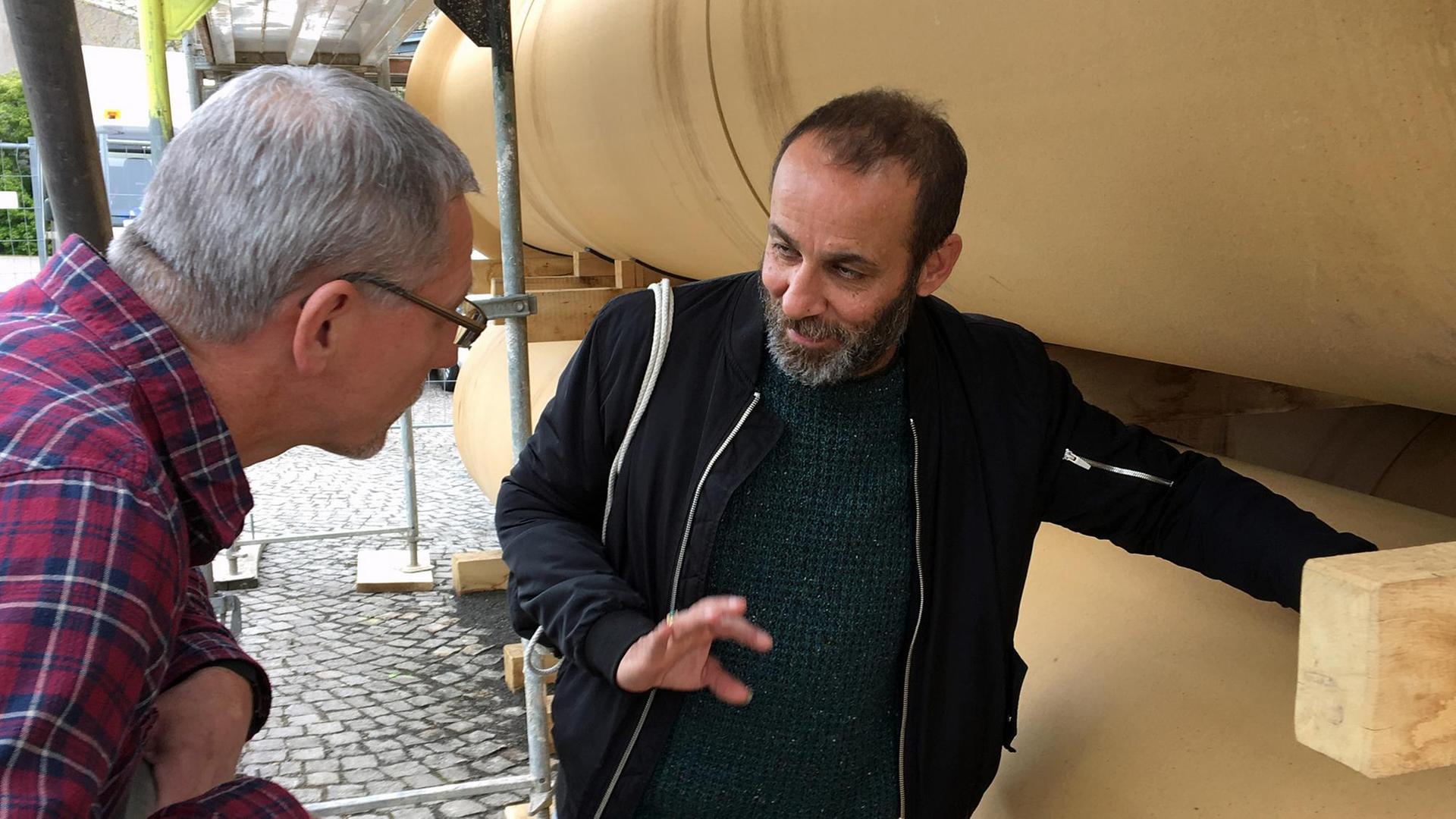 Hiwa K während des Aufbaus seiner documenta-Skulptur