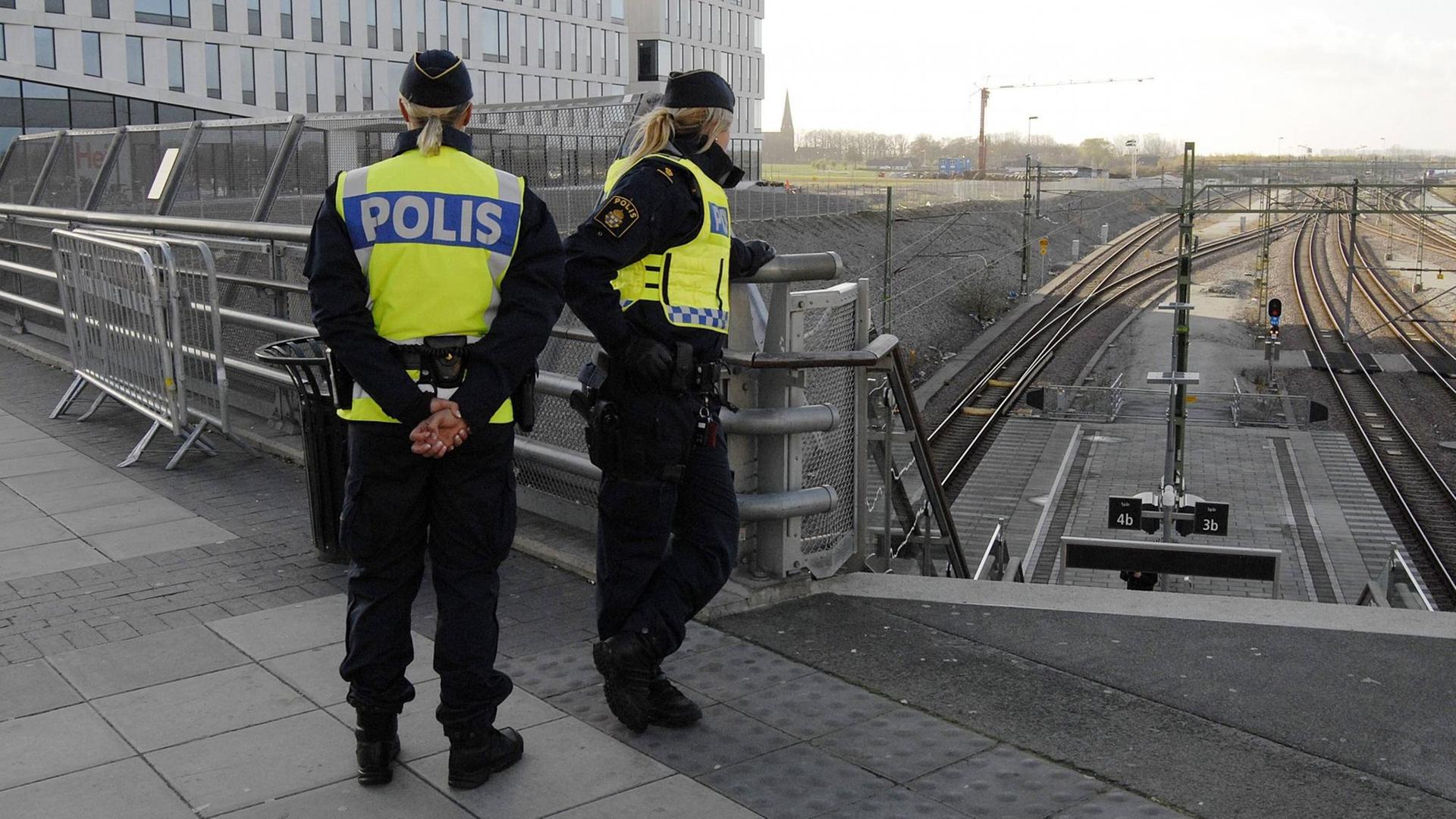 Polizistinnen bei Kontrollen an der Bahnstation Hyllie in Malmö in Schweden