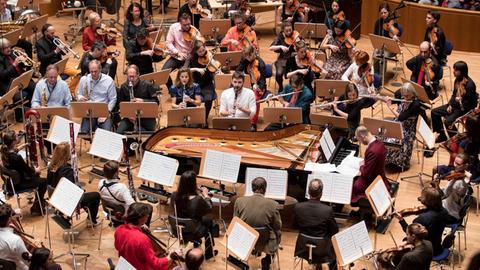 Musiker eines Orchesters sitzen im Orchestergraben in der Tonhalle Düsseldorf und spielen ohne Dirigenten.