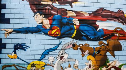 Eine bemalte Hauswand mit Comicfiguren: Speedy Conzales, Bugs Bunny, Superman