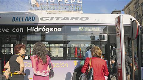 Zukunftsweisende Brennstoffzellenbusse sind zurzeit in europäischen Großstädten wie hier in Madrid im Testbetrieb.