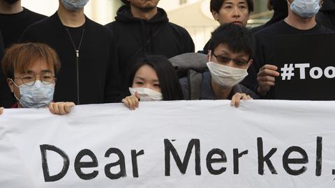 05.09.2019, Berlin: Demonstranten stehen bei einer Mahnwache für mehr Menschenrechte in Hongkong vor dem Bundeskanzleramt.