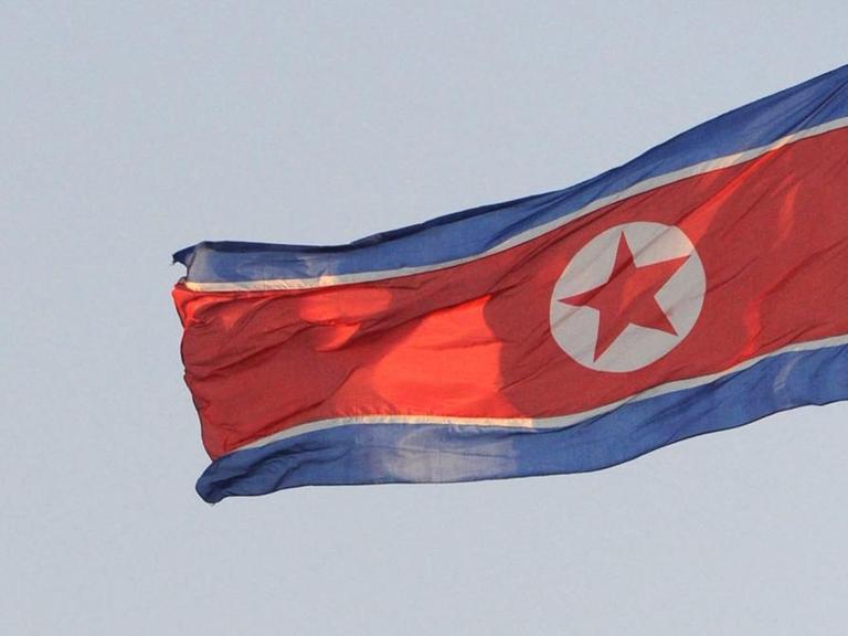 Die Flagge Nordkoreas weht im Wind.
