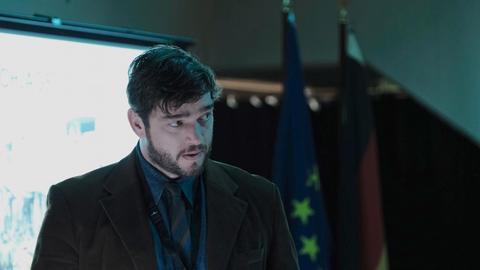 Roland Zehrfeld im Brustbild schaut von sich aus nach links