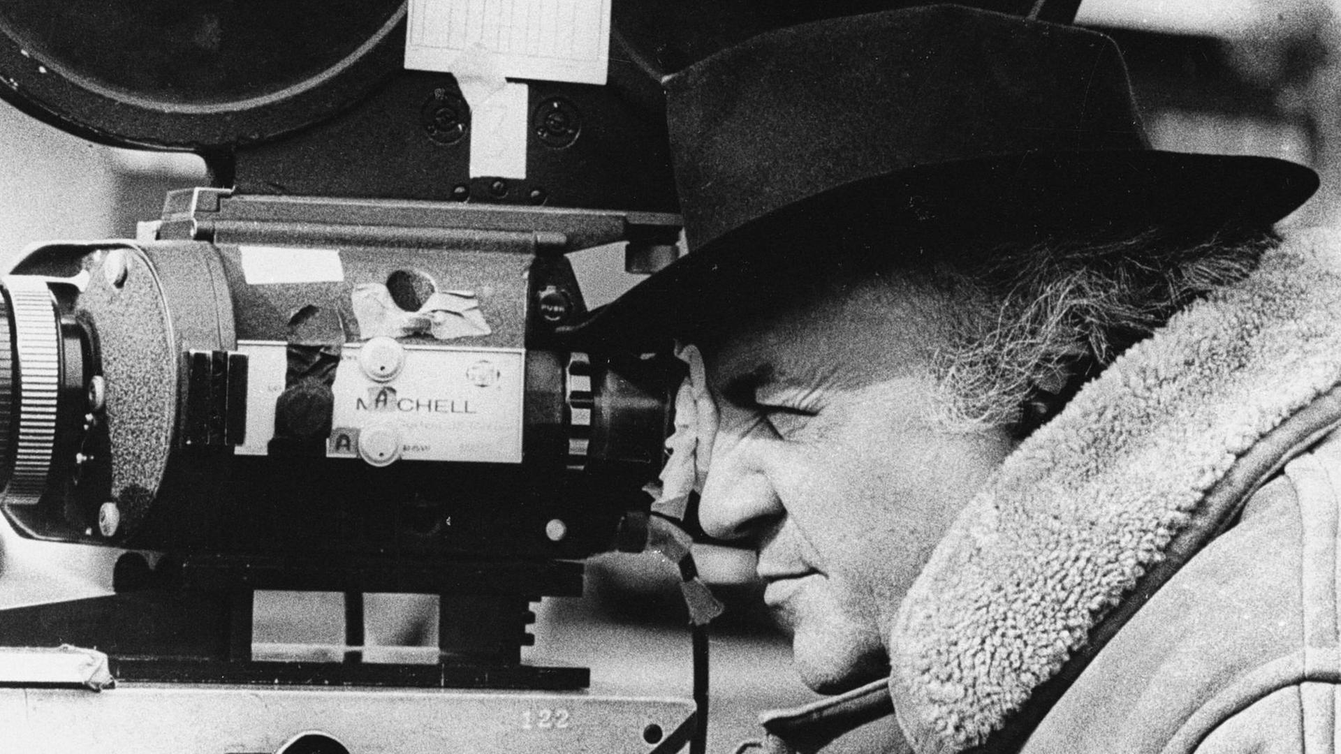 Federico Fellini bei Dreharbeiten in den 60er-Jahren.