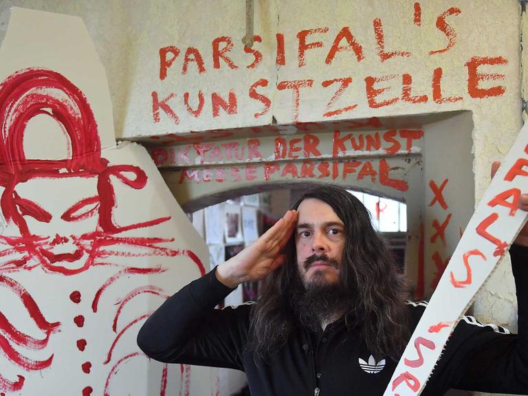 Der Künstler Jonathan Meese während des Aufbaus seiner Kunstzelle im Alten Gefängnis in Wittenberg (Sachsen-Anhalt) in der Ausstellung "Luther und die Avantgarde". Meese präsentiert in dem dunklen Raum 95 Thesen der Kunst - in Anlehnung an die 95 Thesen, die Martin Luther vor 500 Jahren an die Tür der Wittenberger Schlosskirche genagelt haben soll. Mehrere Künstler gestalten dort je eine Zelle.