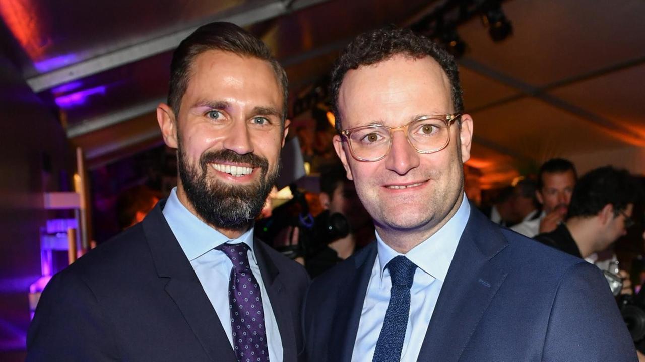Das Foto zeigt Unionsfraktionschef Jens Spahn (r.) und seinen Ehemann Daniel Funke. Das Foto zeigt Unionsfraktionschef Jens Spahn (r.) und seinen Ehemann Daniel Funke.